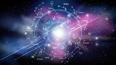 Ein großer Horoskopkreis im Universum umgeben von vielen Sternen - Foto: BillionPhotos.com/AdobeStock