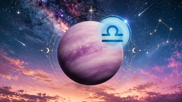 Planet Venus mit blauem Waage-Symbol ist von goldenen Kreisen und Mondsicheln vor einem bunten Sternenhimmel umgeben. - Foto: Collage mit Uuganbayar/AdobeStock, dottedhippo/iStock und Astrowoche.de, KI generiert Planet Venus mit blauem Waage-Symbol ist von goldenen Kreisen und Mondsicheln vor einem bunten Sternenhimmel umgeben. - Foto: Collage mit Uuganbayar/AdobeStock, dottedhippo/iStock und Astrowoche.de, KI generiert