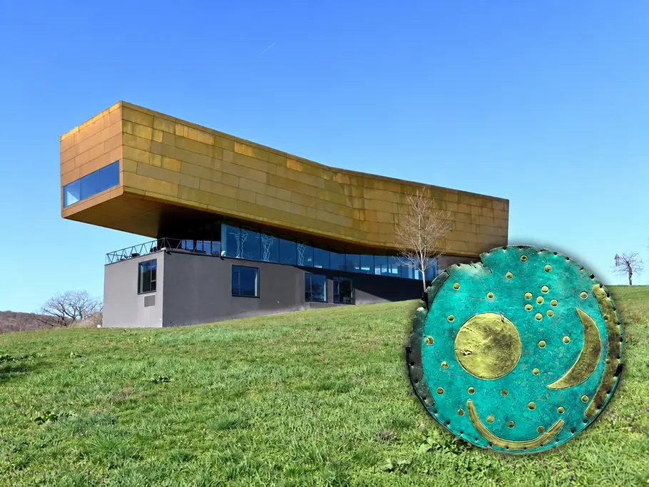 Blick auf das Besucherzentrum Arche Nebra, im Vordergrund eine Darstellung der Himmelsscheibe