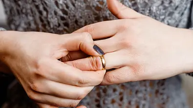 Trennung und Leid: Wer leidet am heftigsten? - Foto: iStock/Denis Valakhanovich