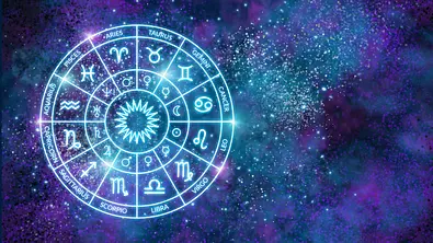 Ein leuchtender Astrologiekreis vor einem dunklen Sternenhintergrund - Foto: Evgenia / AdobeStock