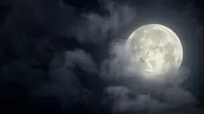 Vollmond zwischen Wolken - Foto: subjug/iStock Vollmond zwischen Wolken - Foto: subjug/iStock