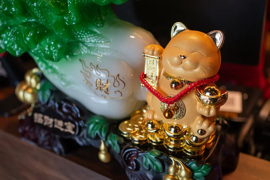 Nahaufnahme einer Maneki-neko (winkende Katze)