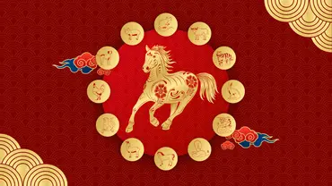 Ein goldenes Pferd umrandet von den chinesischen Tierkreiszeichen vor einem roten Hintergrund mit chinesischer Dekoration - Foto: Astrowoche.de (Dominica Zaborowski) & Adobe Stock (Adisak) Ein goldenes Pferd umrandet von den chinesischen Tierkreiszeichen vor einem roten Hintergrund mit chinesischer Dekoration - Foto: Astrowoche.de (Dominica Zaborowski) & Adobe Stock (Adisak)