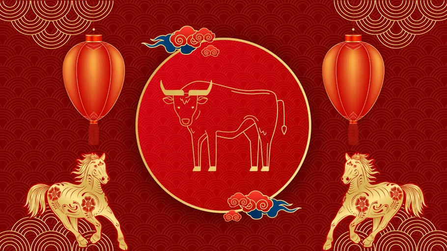 Chinesisches Sternzeichen Büffel vor einem roten Hintergrund mit chinesischer Dekoration und goldenen Pferden