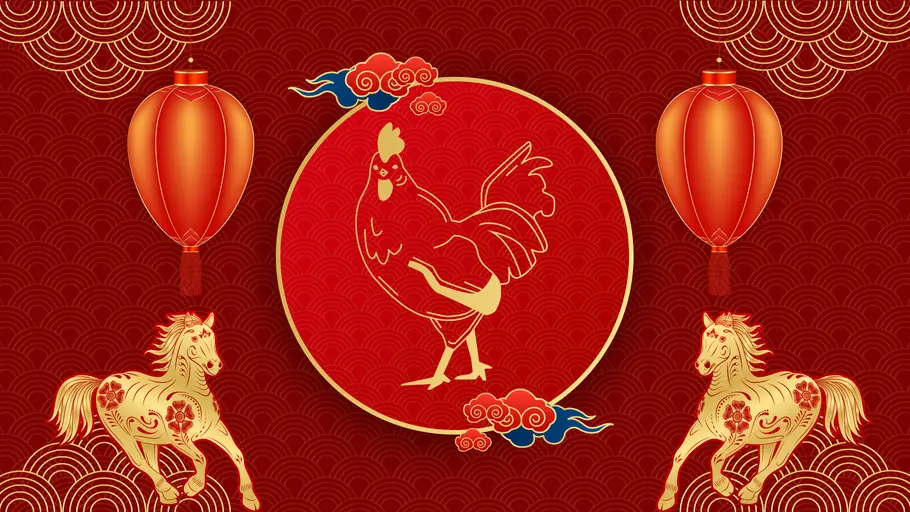 Chinesisches Sternzeichen Hahn vor einem roten Hintergrund mit chinesischer Dekoration und goldenen Pferden