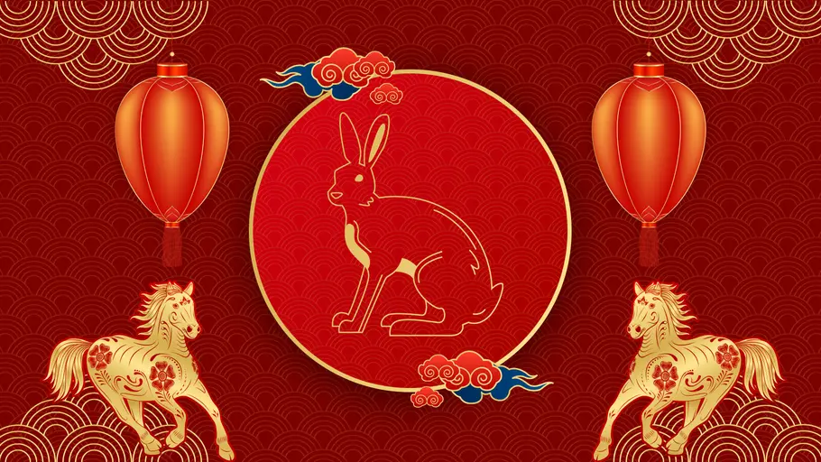 Chinesisches Sternzeichen Hase vor einem roten Hintergrund mit chinesischer Dekoration und goldenen Pferden