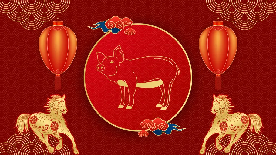 Chinesisches Sternzeichen Schwein vor einem roten Hintergrund mit chinesischer Dekoration und goldenen Pferden