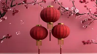Rote chinesische Lampen vor einem rosafarbenen Hintergrund mit Kirschblüten - Foto: Astrowoche.de, AdobeStock (El Media) & Generiert mit KI (Firefly)