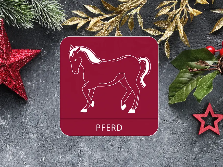 Das Sternzeichen Pferd umgeben von weihnachtlicher Dekoration