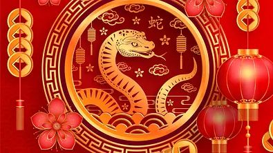 Das chinesische Tierkreiszeichen Schlange vor einem traditionellen Hintergrund aus Lampen und Blumen - Foto: Tasefa design/iStock