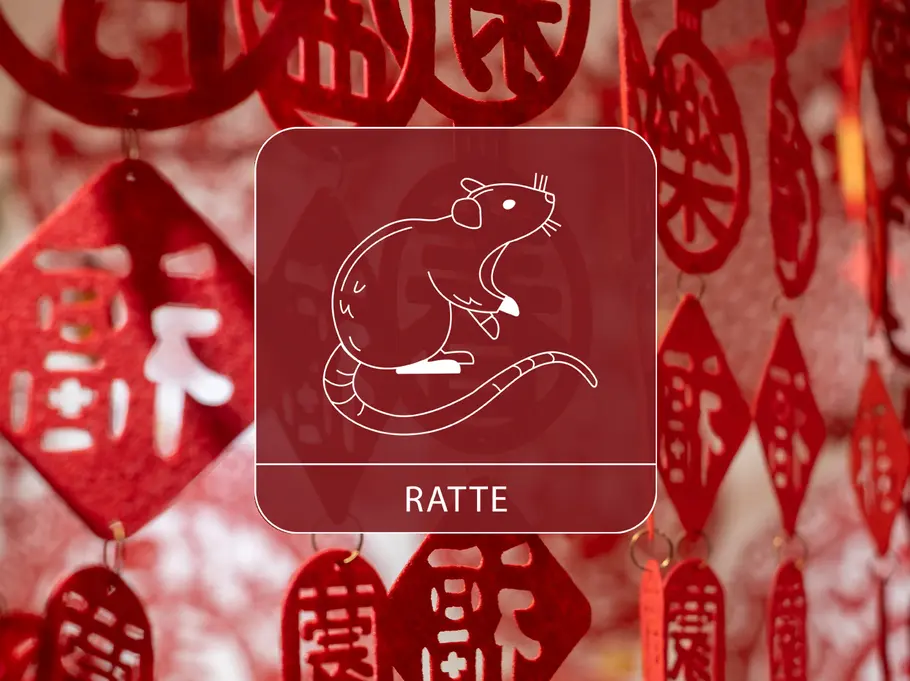 Das Sternzeichen Ratte vor einem roten, dekorativen Vorhang aus chinesischen Symbolen