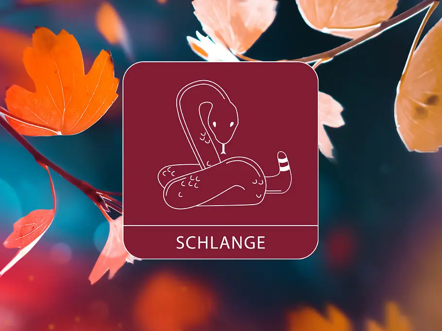 Das Sternzeichen Schlange vor einem bunten Herbstbaum