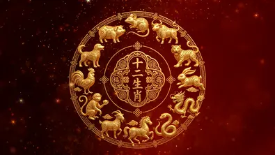 Ein goldener chinesischer Horoskopkreis vor einem roten Hintergrund - Foto: Collage mit remotevfx/iStock und Ratu/AdobeStock, KI generiert Ein goldener chinesischer Horoskopkreis vor einem roten Hintergrund - Foto: Collage mit remotevfx/iStock und Ratu/AdobeStock, KI generiert