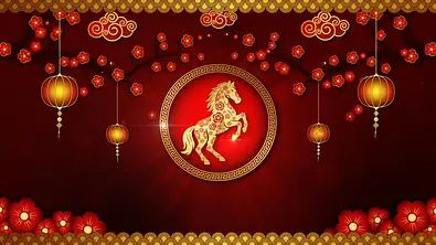 Eine Grafik zeigt das goldenfarbene Symbol des chinesischen Sternzeichens Pferd in einem roten Kreis vor einem dunkelroten Hintergund mit typischen Symbolen der chinesischen Astrologie. - Foto: KanawatTH/iStock