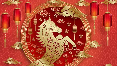 Ein goldenes Pferd vor einem traditionellen chinesischen Hintergrund mit Blumen, Wolken und Symbolen - Foto: Tasefa design/iStock Ein goldenes Pferd vor einem traditionellen chinesischen Hintergrund mit Blumen, Wolken und Symbolen - Foto: Tasefa design/iStock