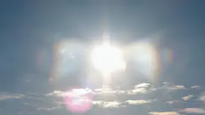 Helle Sonne im Himmel die aussieht wie Engelsflügel - Foto: Hanlebi23140/iStock