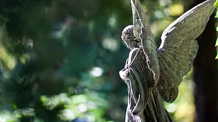 Engelstatue aus Stein - Foto: horstgerlach/iStock Engelstatue aus Stein - Foto: horstgerlach/iStock