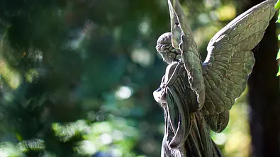 Engelstatue aus Stein - Foto: horstgerlach/iStock Engelstatue aus Stein - Foto: horstgerlach/iStock
