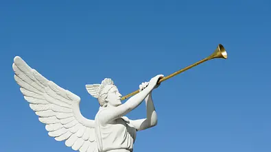 Weiße Statue Engeltrompeter vor blauem Himmel - Foto: gnagel/iStock Weiße Statue Engeltrompeter vor blauem Himmel - Foto: gnagel/iStock