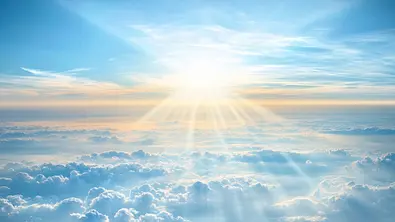 Helles Licht am blauen Himmel über einer Wolkendecke - Foto: soem / AdobeStock