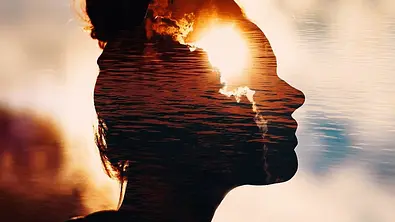 Eine Person als Silhouette, in die eine Sonnenuntergangslandschaft mit Wasser hineingeblendet ist - Foto: primipil / AdobeStock Eine Person als Silhouette, in die eine Sonnenuntergangslandschaft mit Wasser hineingeblendet ist - Foto: primipil / AdobeStock