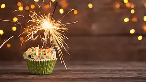 Ein Geburstagscupcake mit einer Wunderkerze - Foto: Maya Kruchancova / AdobeStock Ein Geburstagscupcake mit einer Wunderkerze - Foto: Maya Kruchancova / AdobeStock