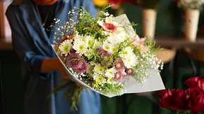 Hand der Frau bereitet Blumenstrauß im Blumenladen vor - Foto: Abdullah Durmaz/iStock Hand der Frau bereitet Blumenstrauß im Blumenladen vor - Foto: Abdullah Durmaz/iStock
