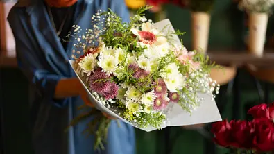 Hand der Frau bereitet Blumenstrauß im Blumenladen vor - Foto: Abdullah Durmaz/iStock Hand der Frau bereitet Blumenstrauß im Blumenladen vor - Foto: Abdullah Durmaz/iStock