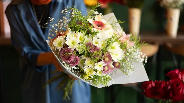 Hand der Frau bereitet Blumenstrauß im Blumenladen vor - Foto: Abdullah Durmaz/iStock Hand der Frau bereitet Blumenstrauß im Blumenladen vor - Foto: Abdullah Durmaz/iStock