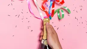 Bunte Luftschlangen die aus einer Sektflasche kommen - Foto: iStock/Makidotvn Bunte Luftschlangen die aus einer Sektflasche kommen - Foto: iStock/Makidotvn