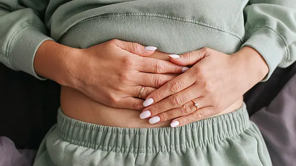 Eine Frau hält sich ihren Bauch - Foto: szakalikus / AdobeStock Eine Frau hält sich ihren Bauch - Foto: szakalikus / AdobeStock