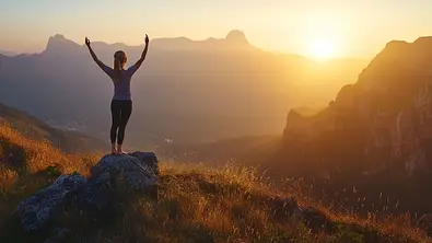 Eine Frau steht auf einem großen Stein, in einer Yoga Pose - Foto: Graphics/AdobeStock