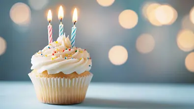 Cupcake mit drei Geburtstagskerzen - Foto: vinod / AdobeStock