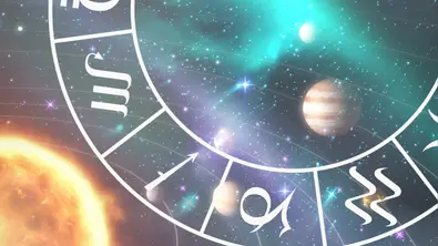 Symbolbild eines Sonnensystems mit einem halben Sternzeichen Kreis - Foto: Collage mit AdobeStock (vectorfusionart) & Astrowoche.de