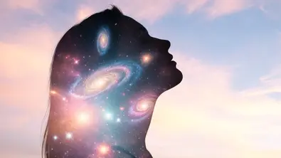 Galaxie-Silhouette einer Frau vor einem zarten Wolkenhimmel - Foto: Collage mit AdobeStock (Muhammad, SusaZoom) und Astrowoche.de Galaxie-Silhouette einer Frau vor einem zarten Wolkenhimmel - Foto: Collage mit AdobeStock (Muhammad, SusaZoom) und Astrowoche.de