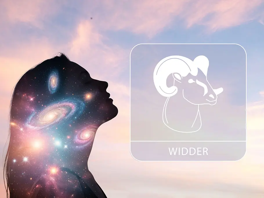 Sternzeichen Widder mit der Galaxie-Silhouette einer Frau vor einem zarten Wolkenhimmel