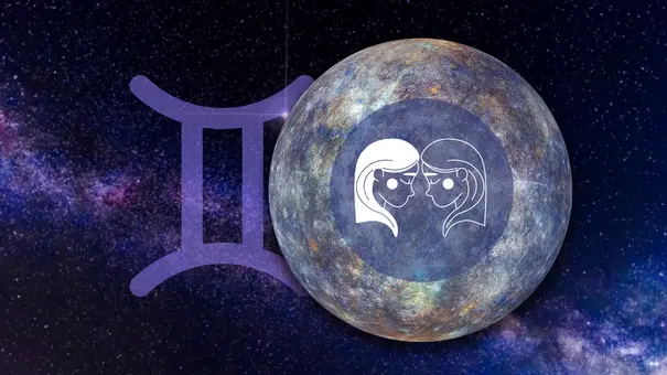 Sternzeichen Zwillinge vor seinem Herrscherplanet dem Merkur und seinem Sternzeichen-Symbol vor einem galaktischen Hintergrund. - Foto: Astrowoche.de (Dominica Zaborowski) & iStock (Nick_Pandevonium / Nerthuz)