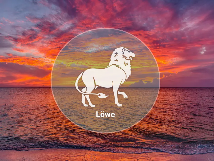 Ein weißes Löwensymbol mit der Aufschrift „Löwe“ liegt in einem Kreis über dem Meer unter rot-orange leuchtendem Himmel.