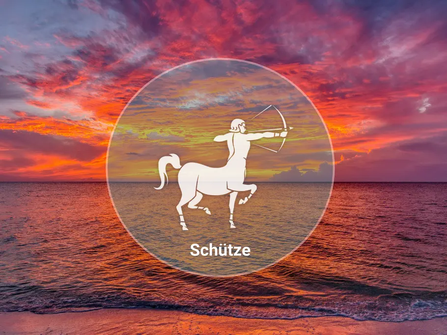 Das weiße Sternzeichen Schütze mit Schriftzug steht in einem Kreis vor dem Meer unter einem rot-orange leuchtenden Himmel.