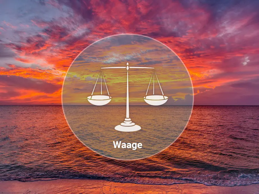 Ein weißes Waage-Symbol mit der Aufschrift „Waage“ liegt in einem Kreis über einem rot leuchtenden Sonnenuntergang am Meer.
