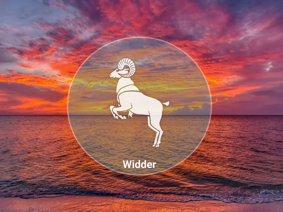 Ein weißer Widder mit der Aufschrift „Widder“ steht in einem Kreis vor einem rot-orangefarbenen Sonnenuntergang am Meer.