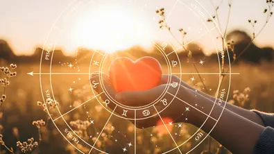 Sternzeichenkreis umringt eine Hand, die ein rotes Herz vor einem Feld im Sommer hält - Foto: Collage mit AdobeStock (Artfinity / Назарій) und Astrowoche.de Sternzeichenkreis umringt eine Hand, die ein rotes Herz vor einem Feld im Sommer hält - Foto: Collage mit AdobeStock (Artfinity / Назарій) und Astrowoche.de