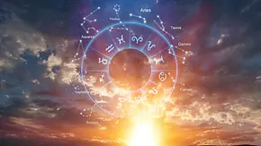 Ein Tierkreis mit Symbolen und englisch beschrifteten Sternbildern liegt über einem wolkigen Himmel mit tief stehender Sonne. - Foto: BillionPhotos.com/AdobeStock Ein Tierkreis mit Symbolen und englisch beschrifteten Sternbildern liegt über einem wolkigen Himmel mit tief stehender Sonne. - Foto: BillionPhotos.com/AdobeStock