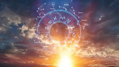 Ein Tierkreis mit Symbolen und englisch beschrifteten Sternbildern liegt über einem wolkigen Himmel mit tief stehender Sonne. - Foto: BillionPhotos.com/AdobeStock Ein Tierkreis mit Symbolen und englisch beschrifteten Sternbildern liegt über einem wolkigen Himmel mit tief stehender Sonne. - Foto: BillionPhotos.com/AdobeStock