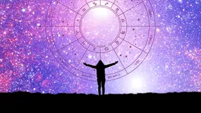 Silhouette einer Person mit ausgestreckten Armen vor einem violetten Sternenhimmel - Foto: Collage mit AdobeStock (astrosystem; Назарій) und Astrowoche.de