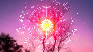 Sternzeichenkreis und Sternzeichen-Konstellationen, umgeben von Bäumen und einem rosa Himmel. - Foto: Surasak/AdobeStock Sternzeichenkreis und Sternzeichen-Konstellationen, umgeben von Bäumen und einem rosa Himmel. - Foto: Surasak/AdobeStock