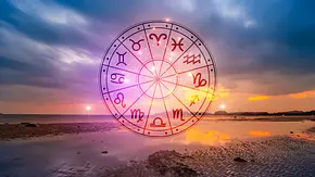 Horoskopkreis am Himmel, umgeben von Wasser und einem Sonnenuntergang - Foto: sarayut_sy/AdobeStock Horoskopkreis am Himmel, umgeben von Wasser und einem Sonnenuntergang - Foto: sarayut_sy/AdobeStock