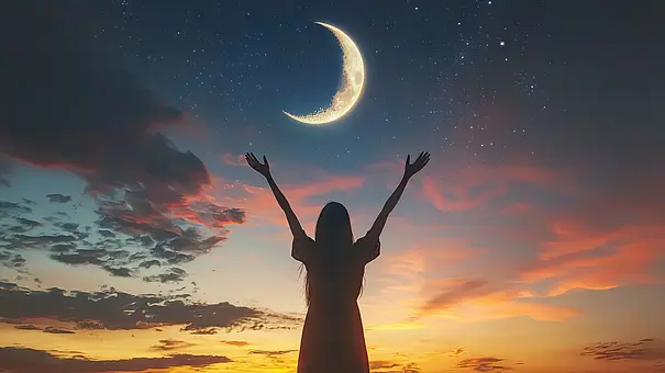 Silhouette einer Frau, die im Sonnenuntergang dem Neumond die Arme entgegenstreckt - Foto: Veayo/AdobeStock (KI generiert) Silhouette einer Frau, die im Sonnenuntergang dem Neumond die Arme entgegenstreckt - Foto: Veayo/AdobeStock (KI generiert)