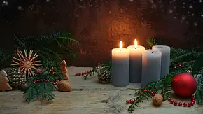 Vier Kerzen von denen zwei brennen umgeben von weihnachtlichen Deko-Elemente - Foto: Maren Winter / AdobeStock Vier Kerzen von denen zwei brennen umgeben von weihnachtlichen Deko-Elemente - Foto: Maren Winter / AdobeStock